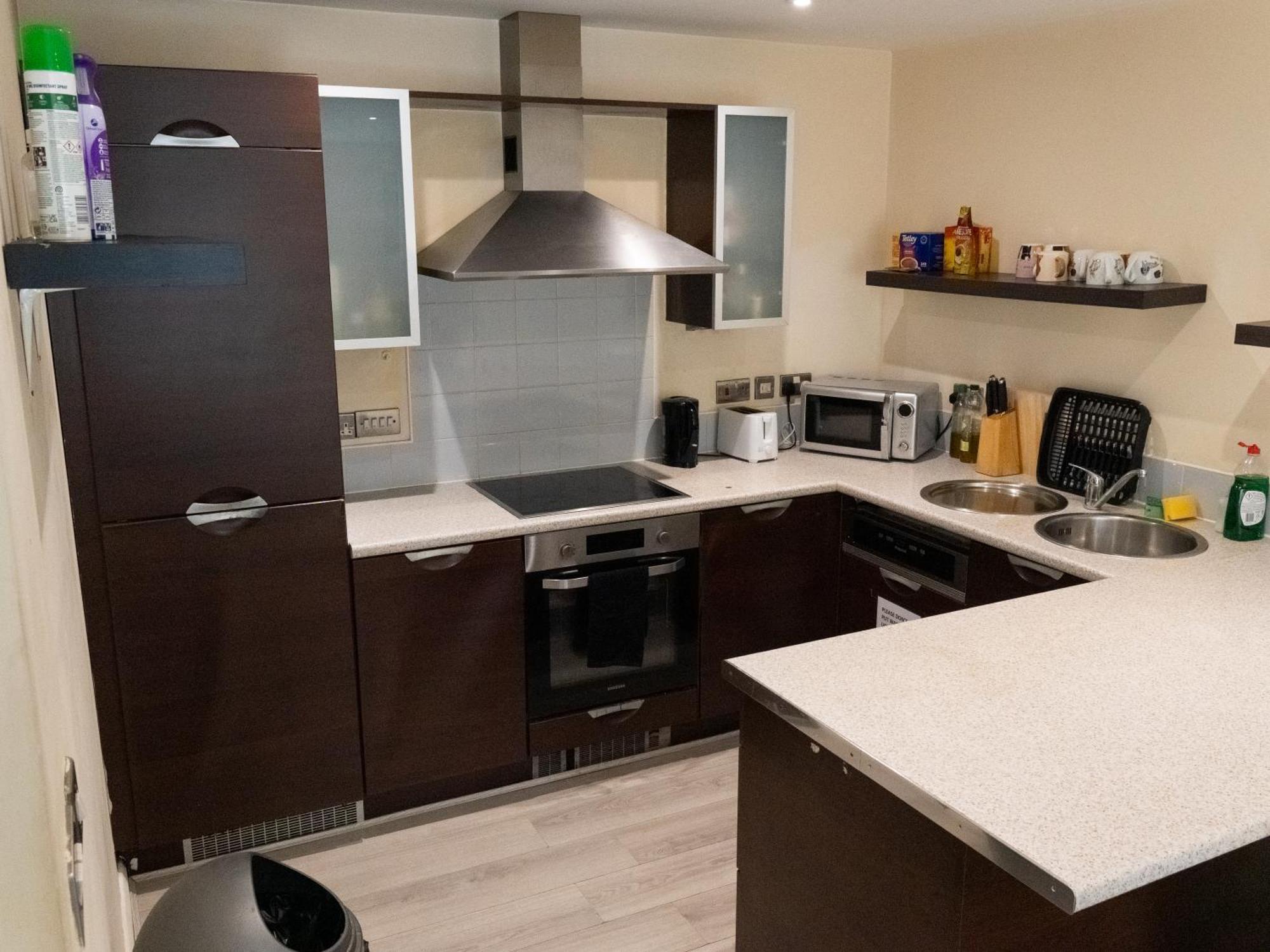 Apartment Comfortable Spacious 2 Bed Flat With Parking *
