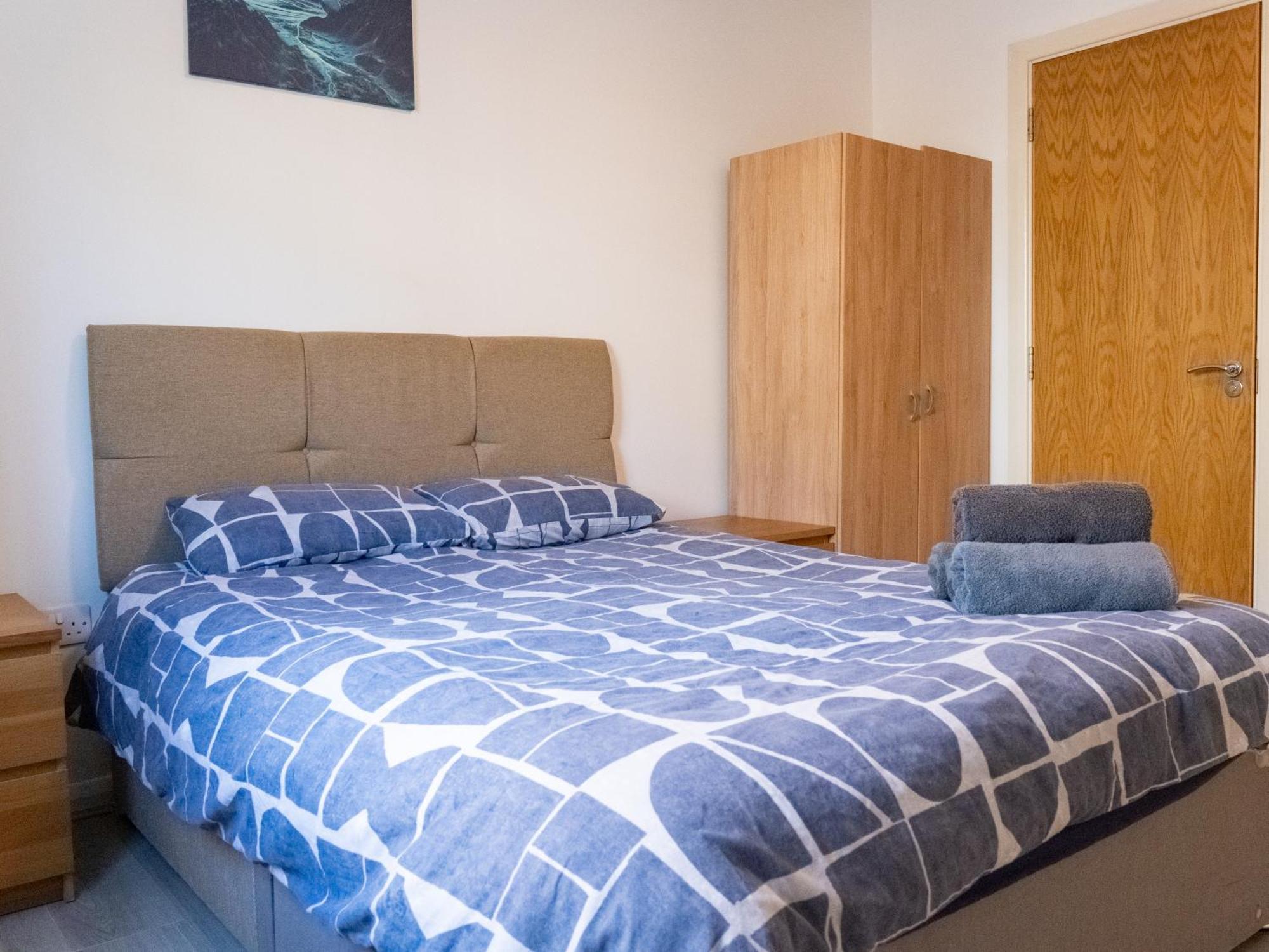 Comfortable Spacious 2 Bed Flat With Parking Apartment Manchester
