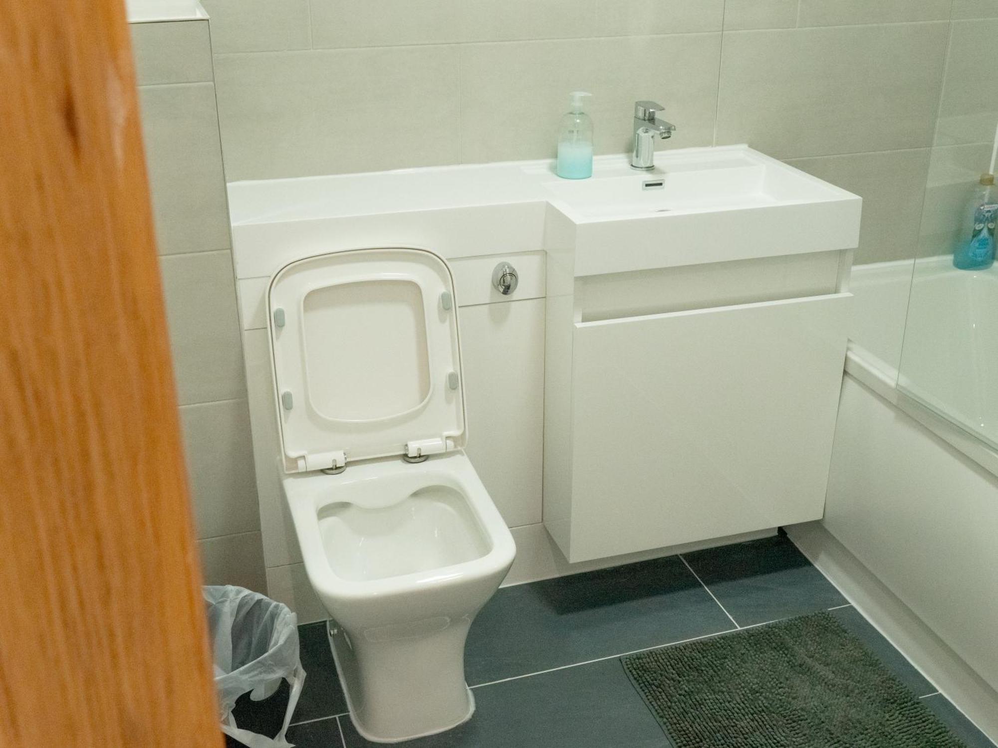 Apartment Comfortable Spacious 2 Bed Flat With Parking