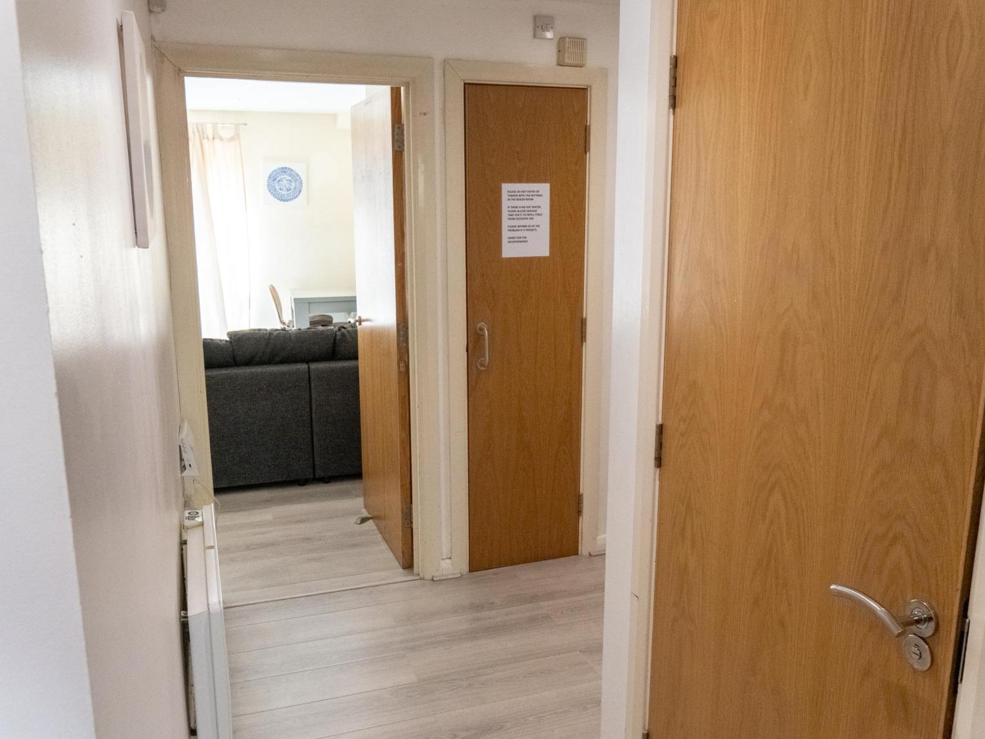 Comfortable Spacious 2 Bed Flat With Parking Apartment *
