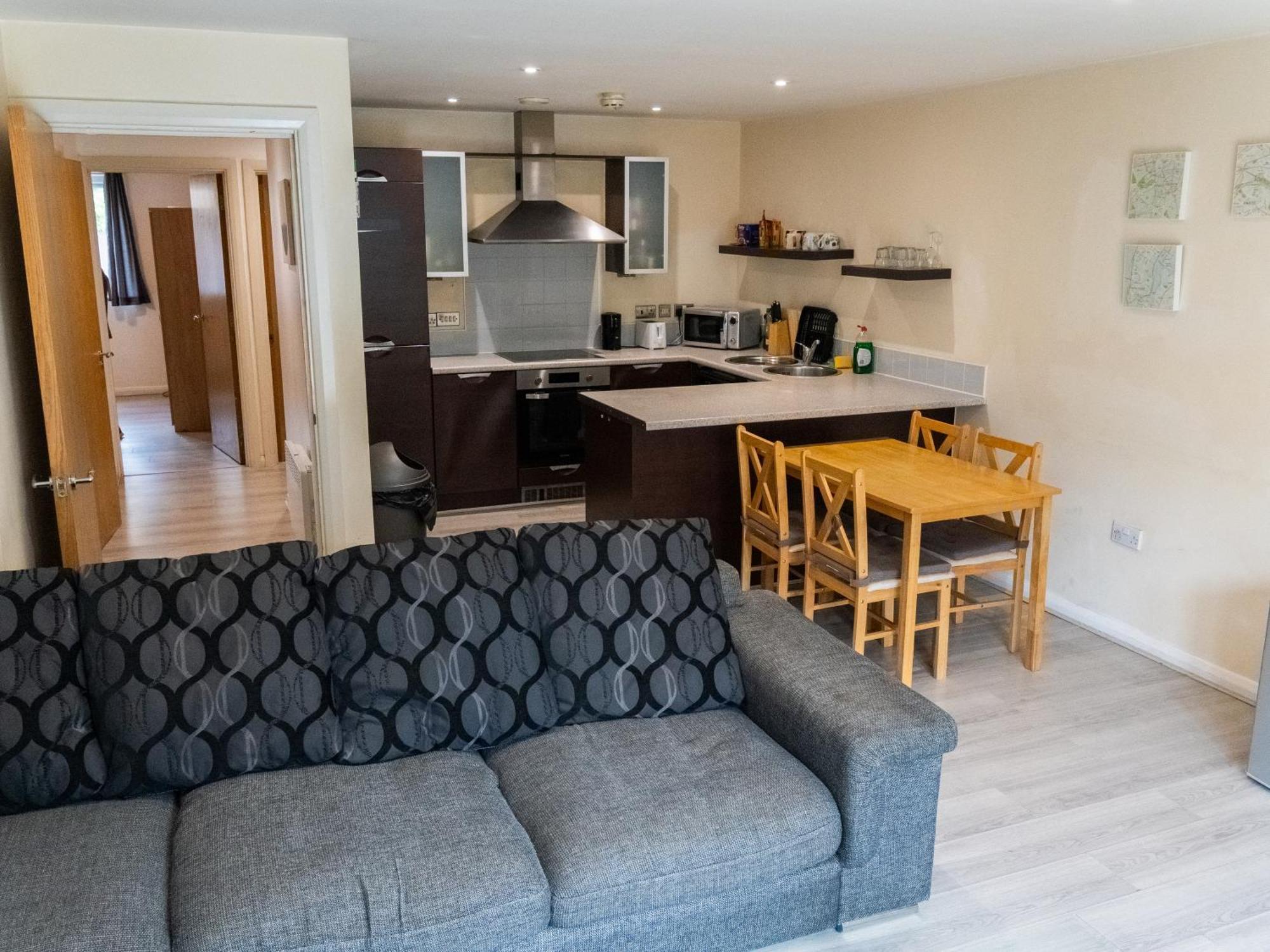 Apartment Comfortable Spacious 2 Bed Flat With Parking